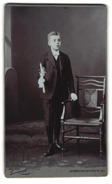 Fotografie Alfred Kral, Wien, Gumpendorferstrasse 83, Knabe im Anzug mit Kerze