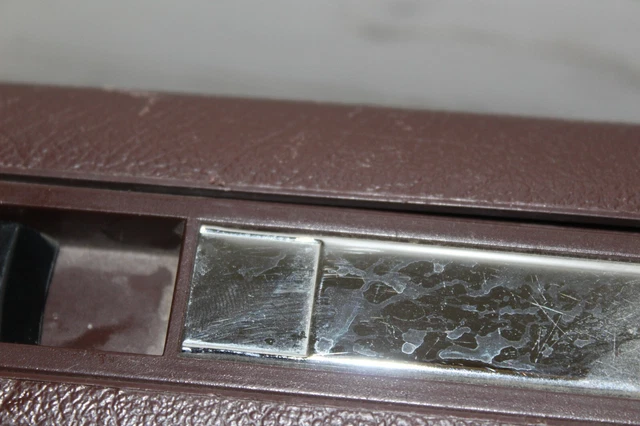 Vintage Samsonite brown hard shell brief case no key. Condition is very good. 3