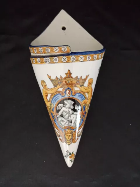 VASE CORNET MURAL EN FAÏENCE DE GIEN modèle RENAISSANCE ITALIENNE