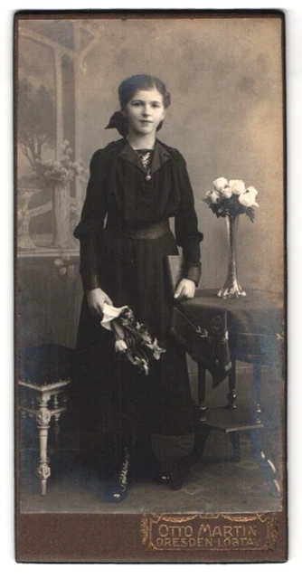 Fotografie Otto Martin, Dresden-Löbtau, Portrait junge Dame im schwarzen Kleid