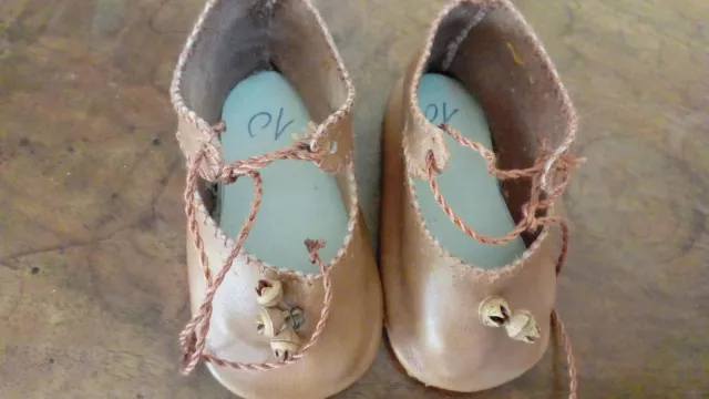 ancienne et jolie paire de chaussures pour poupées Jumeau ou autres vintage