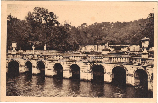 30 - CPA - Nîmes - Jardin De the Fountain - All Bath Romans (H8576)