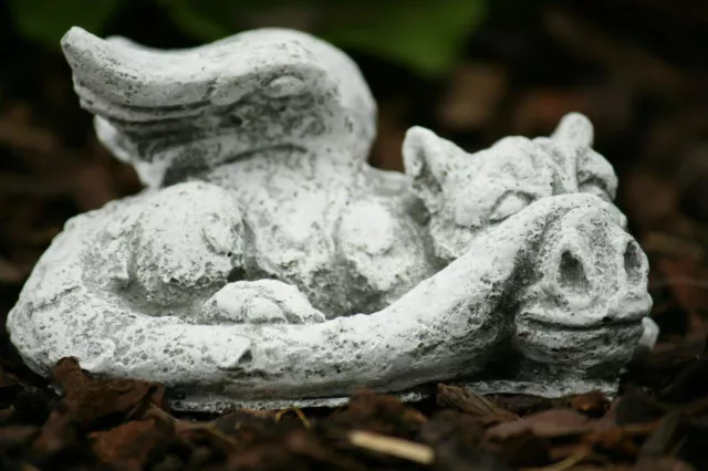 Steinfigur Kleiner Drache schlafend Frostfest Gartenfigur Deko Drachen   