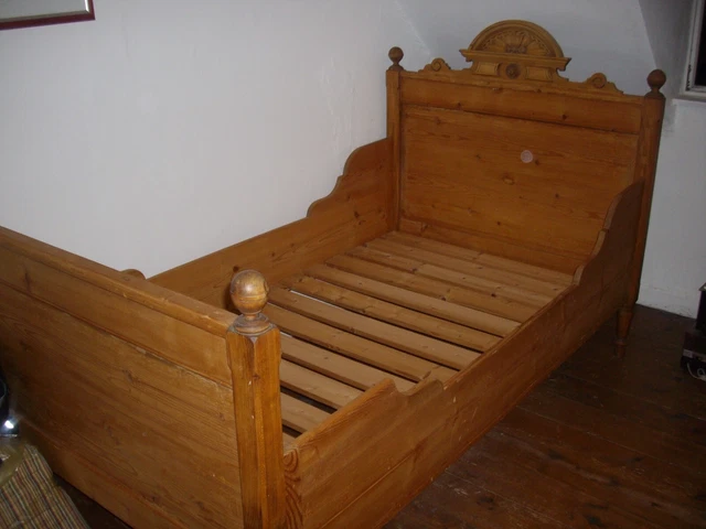 Antikes Kinderbett aus Massivholz