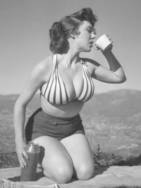 WW II Usa  Photo  **     Girl in Bathing Suit    **