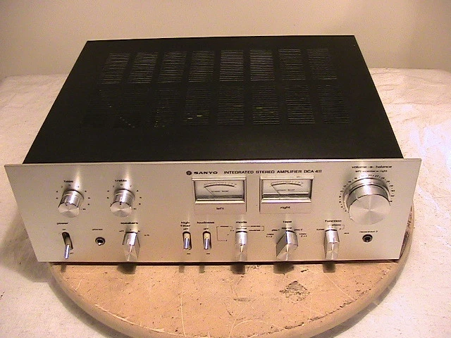 Sanyo DCA 411 230 Watt Amplifier Amp *Not Working No Power* as is