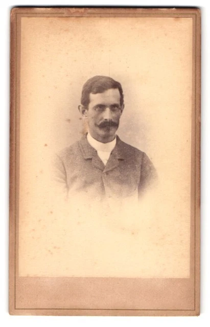 Fotografie Fotograf und Ort unbekannt, Portrait Herr mit Schnauzbart & Brille b