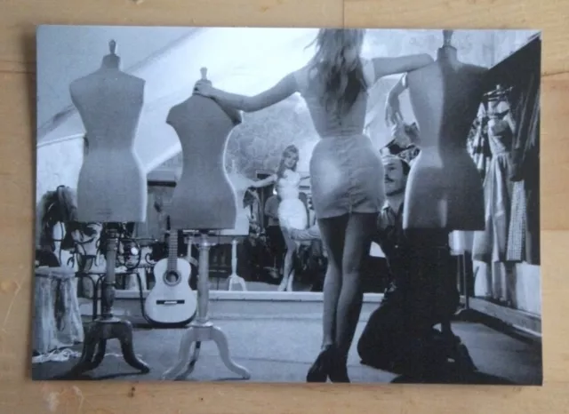 BRIGITTE BARDOT Carte Postale Saint Tropez  ( guitare ☆  mode ☆ sexy ☆ pin up )