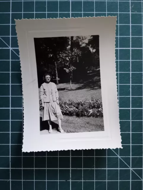 VR428 CIRCA 1950 Photo Young Woman in a Park Outfit White