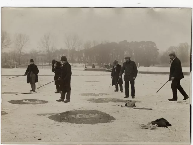 Historische Foto Aufnahme Eisangeln auf dem Wannsee Berlin 180 x 130 mm ca. 1920