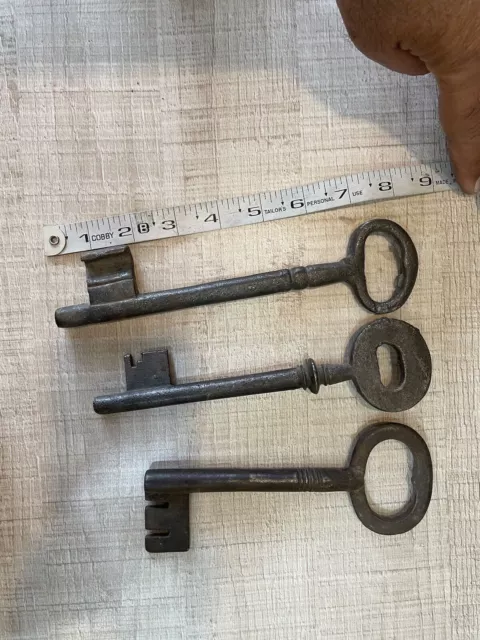 Lote de llaves antiguas forjadas a mano de gran tamaño, si son tres, en... 2