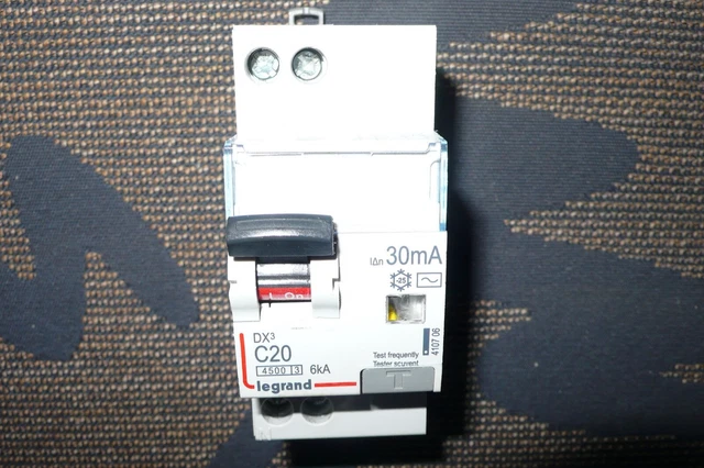 Disjoncteur différentiel DX³4500 arrivée haute et départ bas à vis U N 230V 20A type AC 30mA courbe C 2 modules LEGRAND 410706 Disjoncteur différentiel DX³4500 arrivée haute et départ bas à vis U N 230V 20A type AC 30mA courbe C 2 modules LEGRAND 410706