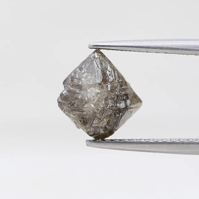 Diamant Brut Naturel 2,35 Carats - Couleur Jaunâtre Gris Scintillant - Forme Ancienne Irrégulière - Qualité Chic - Pour Collection Ou Création