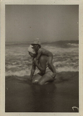 Photo Ancienne - Vintage Snapshot - Enfant Plage Mer Jeu Gag Dos Drôle - Beach