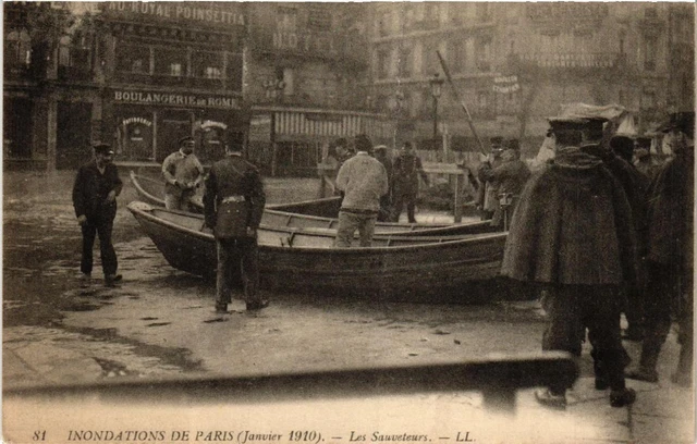 CPA PARIS Les Sauveteurs INONDATIONS 1910 (605443)
