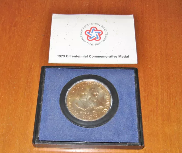 1973 American Revolution Bicentennial Medal w Original Case Small Pamphlet