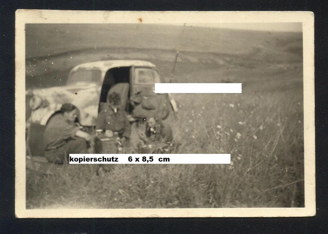 2 WK   orig. Foto  Wehrmacht Soldaten Funker Funk Radio Camo Pkw