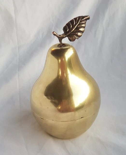 ANCIENNE BOITE EN forme de poire en laiton, feuille en régule patine ...