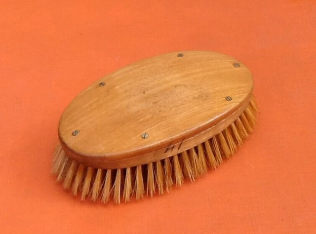 Brosses en acier avec manche en bois - 3 pièces Brosses en acier avec manche en bois - 3 pièces