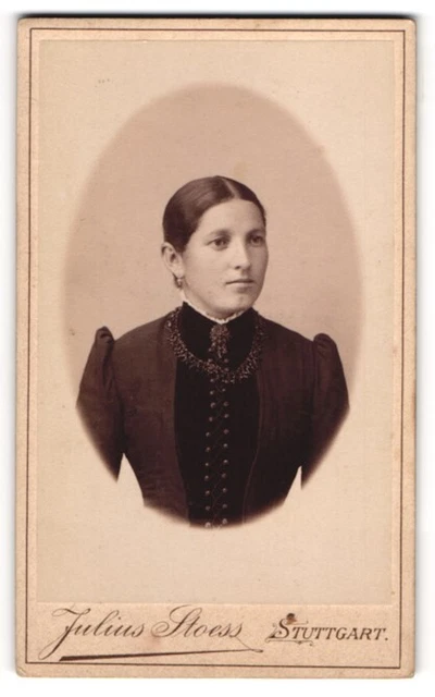 Fotografie Julius Stoess, Stuttgart, junge Dame im dunklen Kleid mit Halskette