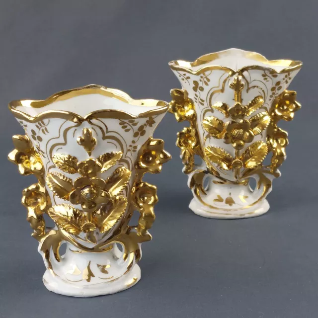 Paire De Vases D'église En Porcelaine Blanche Et Dorée Hauteur 13,2 cm Fin XIXe