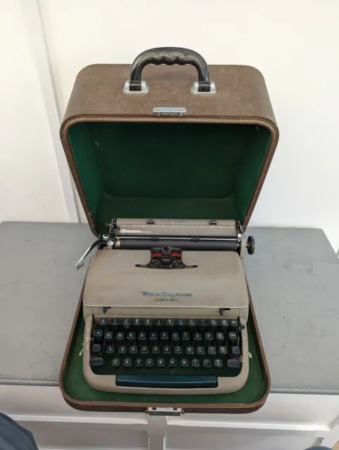 Vintage Typewriter Remington Quiet-Riter With Case. Working.