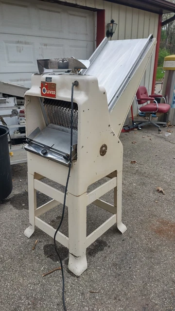 Working Oliver 797 G Gravity Feed Bread Slicer 1/2"