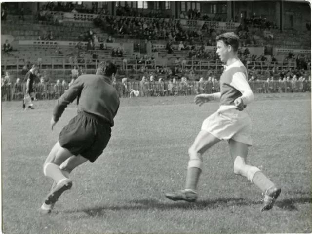 PHOTO -  Stade Gerland LYON match de foot FOOTBALL joueurs en action vers 1950