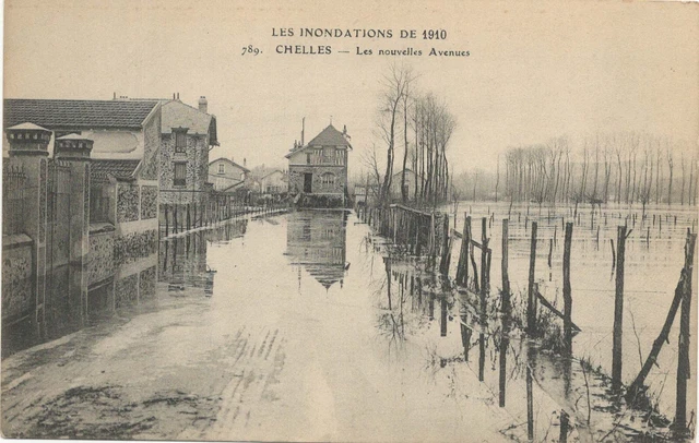 CPA Chelles, Le Canal avec un bateau naviguant paisiblement