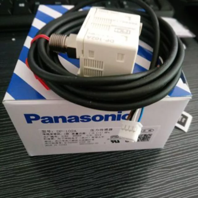 1PC New In Box Panasonic SUNX pressure sensor DP-102A