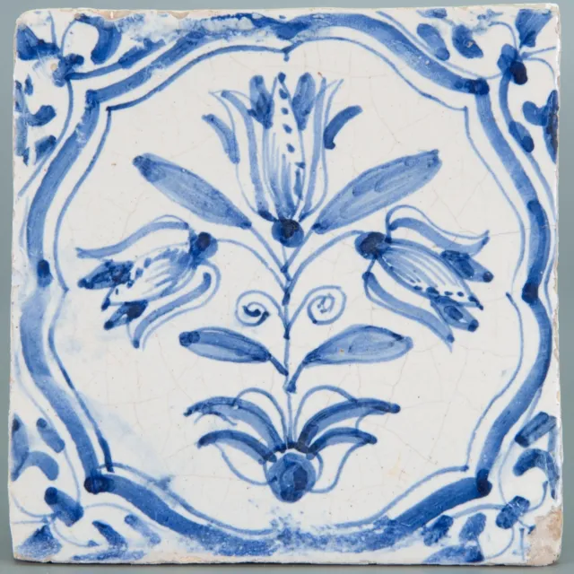 Nice Dutch Delft Blue tile, three tulip in accolade, first half 17th century.
