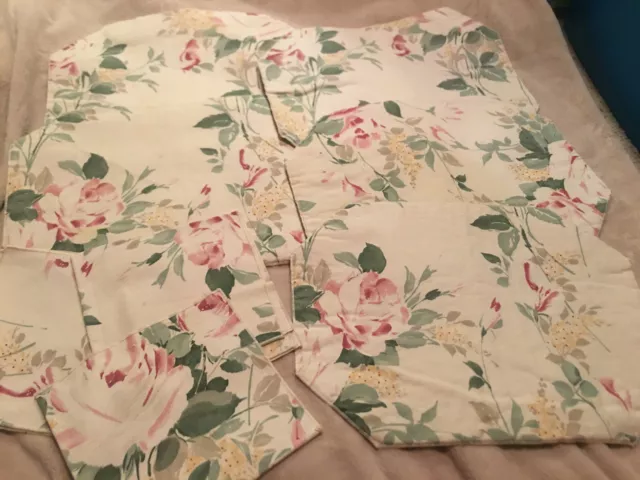 Set Lot Of 5 Cloth Placemats & 3 Napkins Cream Green Red Floral