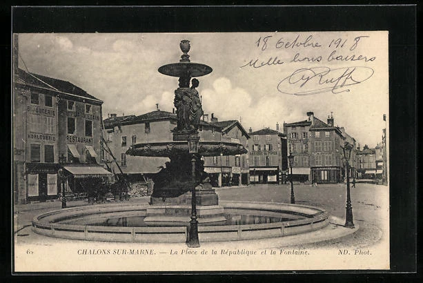 CPA Chalons-sur-Marne, La Place de la République et la Fontaine