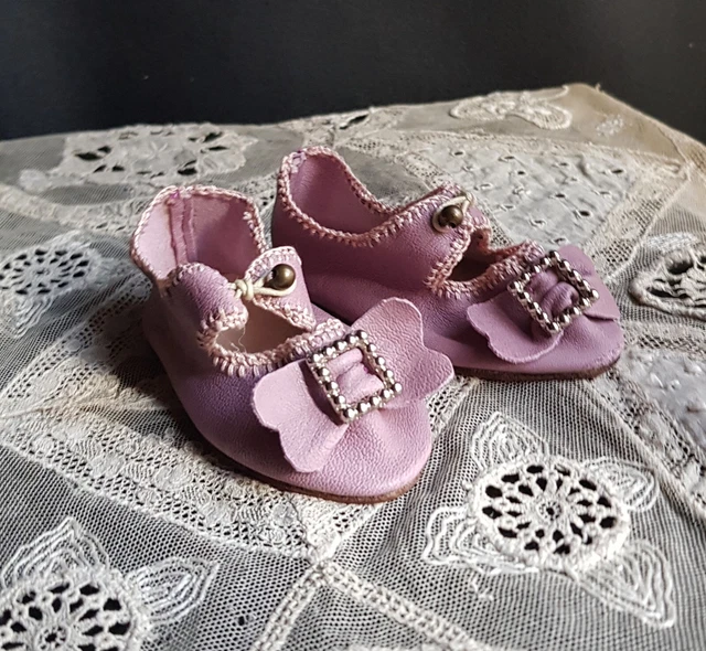Anciennes, jolies chaussures de poupée , toile enduite rouge