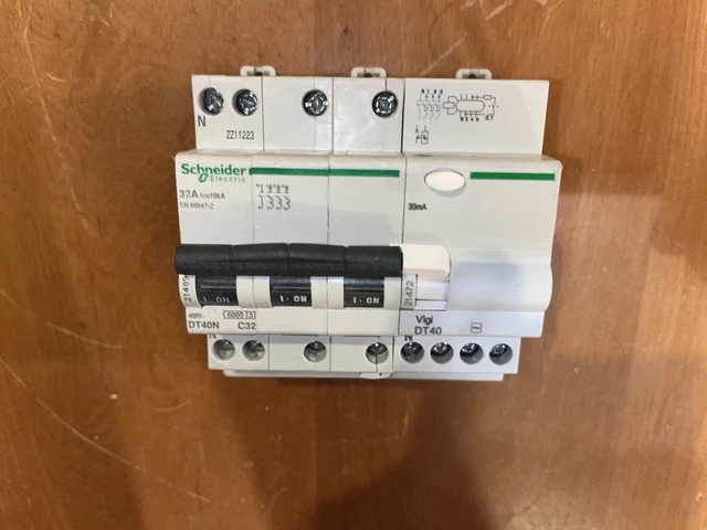 Disjoncteur Différentiel Tétrapolaire 32A 30mA Schneider Electric - Occasion