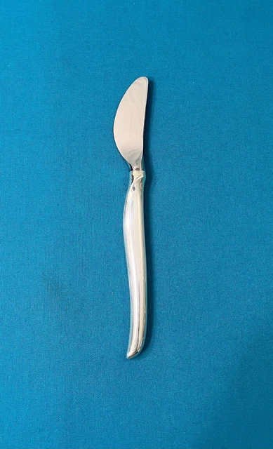 Ensemble comprenant un couteau à beurre et un couteau à fromage, les