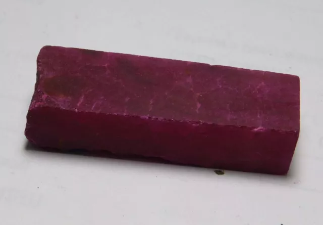 Pierre précieuse brute de saphir rouge de Madagascar naturel de 87,60 ct