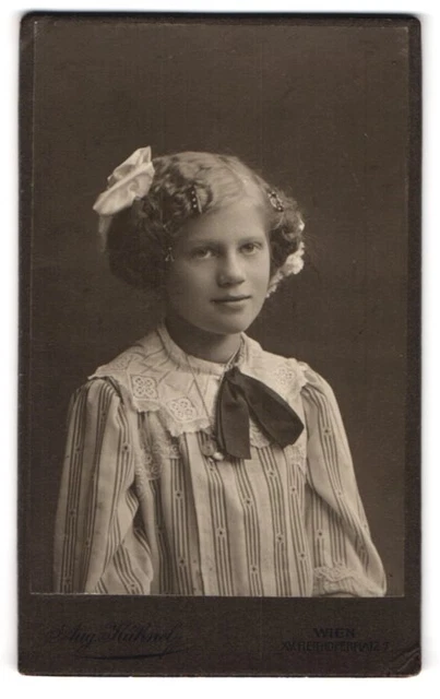 Fotografie Aug. Hühnel, Wien, Reithoferplatz 7, Portrait junges Mädchen im Klei