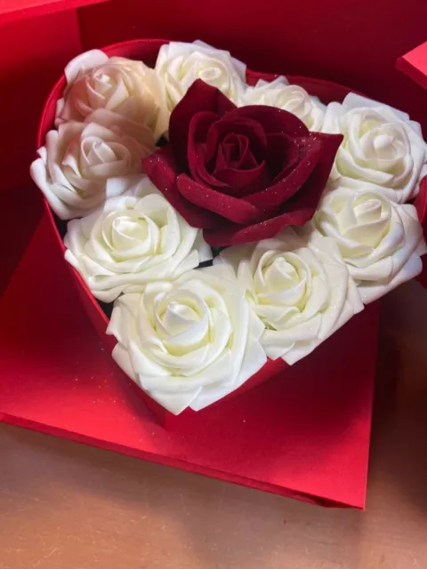 San Valentino Regalo Box 24 Rose stabilizzate 27x27x25cm LOVE IS