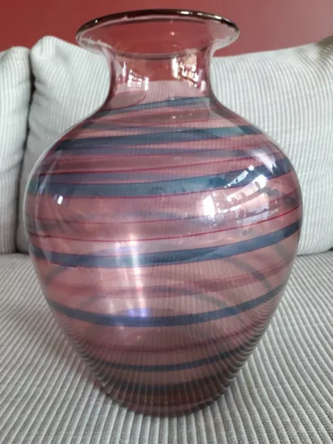 Grand vase vintage en verre soufflé rose à rayures des années 70