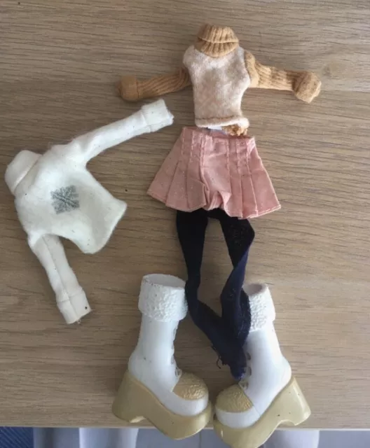 MGA Bratz Wintertime wonderland Dana Outfit + Yasmin jumper + Cloe white boots