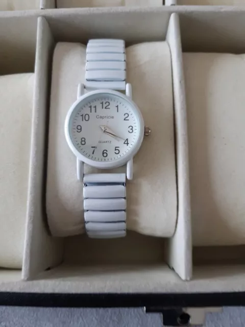 Montre femme Blanche Avec un Bracelet Élastique