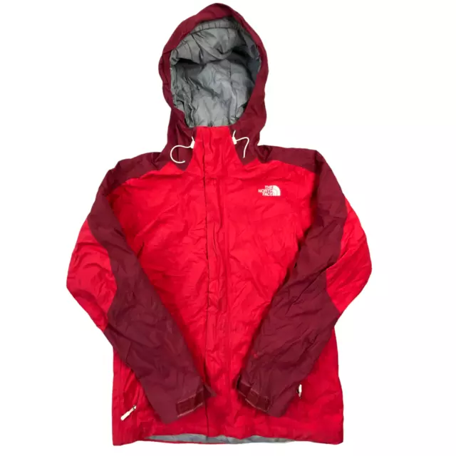 Giacca da sci rossa The North Face Hyvent con cappuccio isolata da uomo piccola