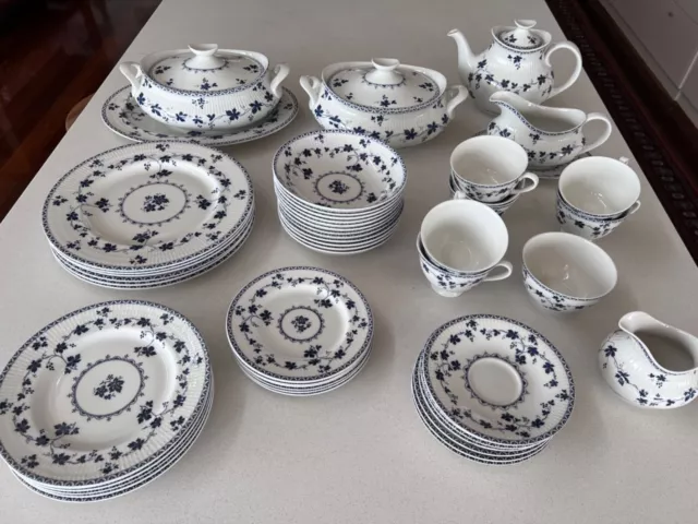 china - Blue and white Royal Doulton full dinner set ++