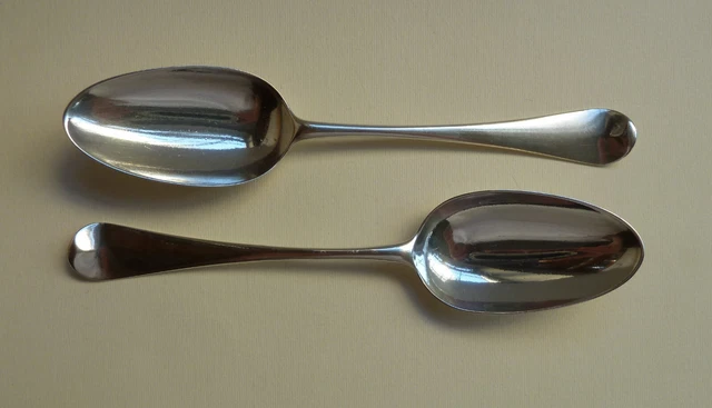Paar englische George III Sterlingsilber Löffel, London 1756, von Henry Bailey