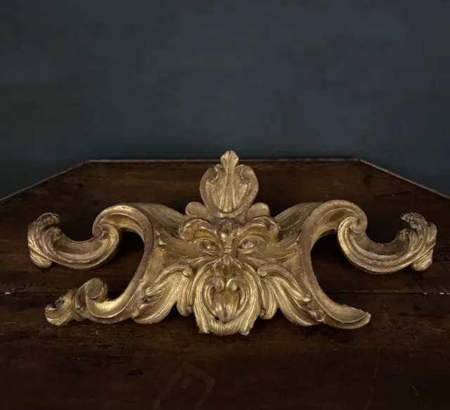 Fronton en bois doré à la feuille décor de grotesque Napoléon III XIXe M2309