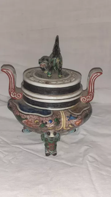 Brule parfum ancien asiatique en porcelaine surmontée d'un chien de foo