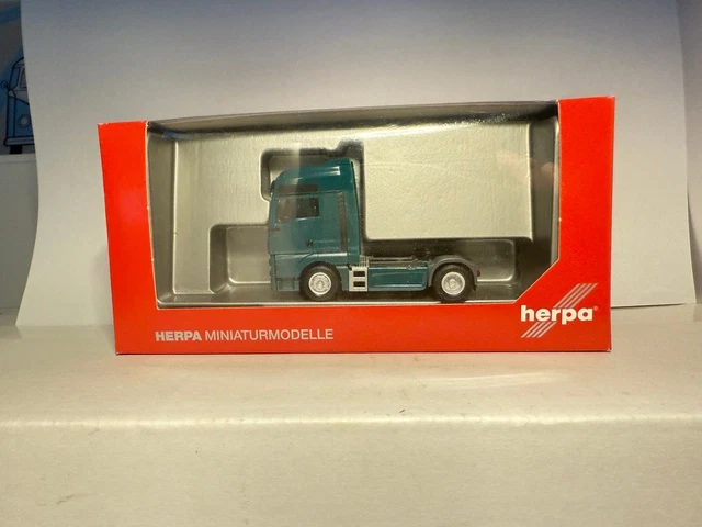 Herpa 308359 MAN TGX XLX Euro 6c Zugmaschine Modell – Resedagrün, Maßstab 1:87, Sammlerstück