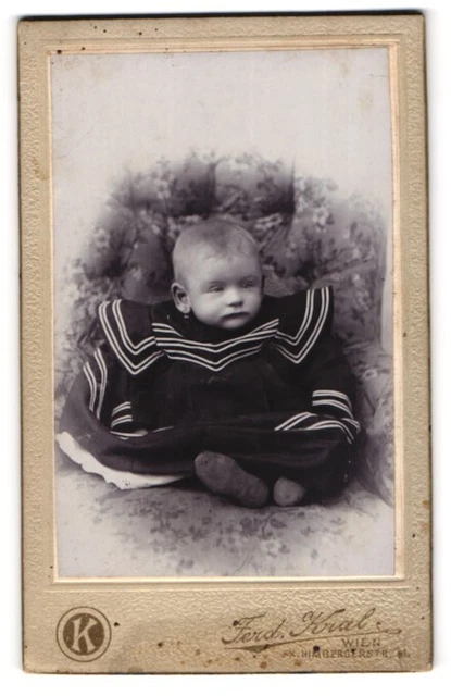Fotografie Ferd. Kral, Wien, Himbergerstr. 61, Portrait süßes Baby im Matrosenk