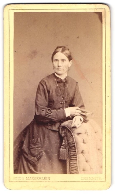 Fotografie Guido Maegerlein, Chemnitz, Portrait ältere Dame im Biedermeierkleid